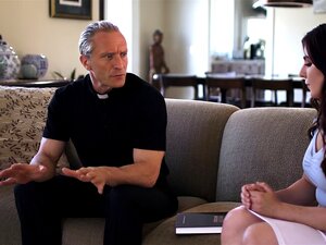 Perverser Priester erfüllte große Arsch-Süßen Keira Croft sündige