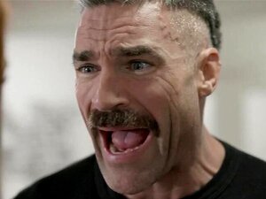 Verrückter Typ hat die rothaarige MILF so hart gefickt. Verrückter