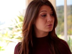 Brünette Jojo flirtet mit ihrem Kunden. Heiße Babe Jojo genießt den