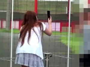 Asiatische Babe pisst sich in der Öffentlichkeit. Asiatische