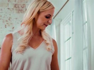 Die sexy Hausfrau Sophia West genoss eine Aufregungsmassage von Lesbo