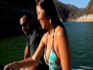 Une fille asiatique sexy apprend à pêcher