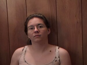 Hausgemachter Geek-Porno, der Upskirt auf dem Treppenhaus fingert