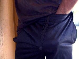 Busige MILF Alyssa Lynn fickt mit asiatischer Süßer und ihr