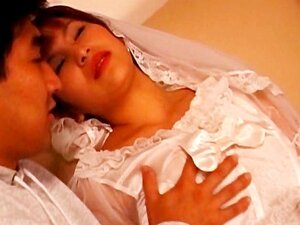 Asiatisches Dreier mit Braut, die gereizt wird