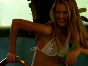 Champagnedouches met blonde Cayenne Klein en Doris Ivy,
