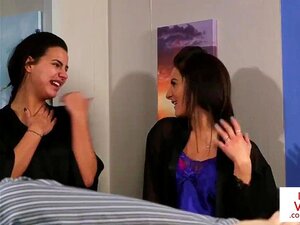 Lingerie gluurders instrueren hun sub om te rukken