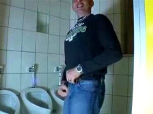 Deutsche reife Frau auf öffentlicher Toilette gefickt