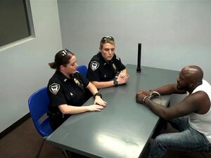 Schwarzer Typ wird zur Polizeistation gebracht für ein heißes