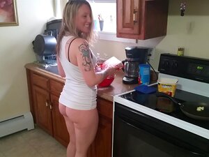 Amateurfrau macht Pfannkuchen