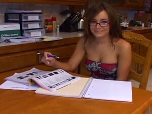 Brunette opiskelija silmälaseissa häiriintyy homewosta