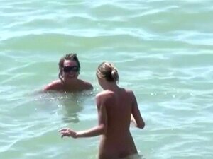 Teenager-Mädchen haben Spaß an nackten Strand-Sommererinnerungen,