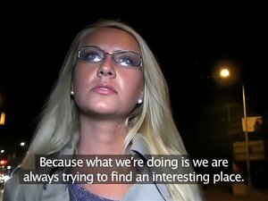 Upplev den oemotståndliga charmen hos en förförisk blond MILF i