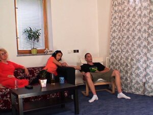 Hij neukt de blonde stiefmoeder schoonzoon van zijn vrouw