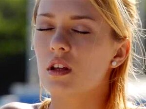 Blonde Leila nackt in der Sonne