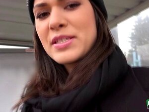 Heiße braunäugige Suzy Bell wird in ihre Muschi gefickt