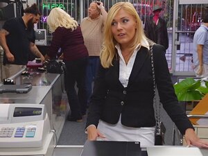 Ова секси плавуша дошла је у моју