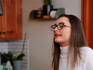 Nerdiges Mädchen findet Stiefmutter amp BAE im Bett - wird sie