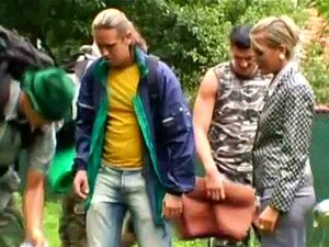 Blonde Sekretärin Julinka liebt es zu Fuß