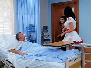 Die wunderbare, vollbusige Krankenschwester Jasmine Jae fingert ihre