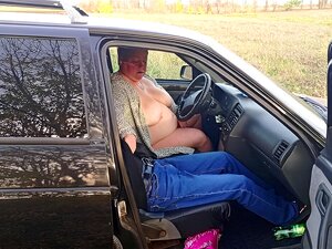 Дркање Курац у аутомобилу у природи