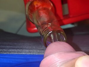 Geben Sie eine Bierflasche mit Pissgeschmack, bevor Sie ins