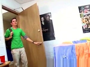 Tre troie del college succhiano un cazzo insieme nella stanza del