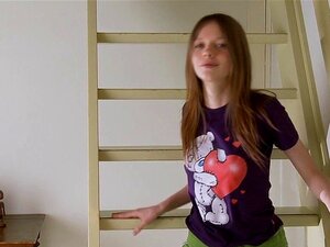 Babe heeft een luidruchtig spel. Liefje triggert haar lustige