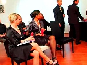 Уске лепотице уживају у отменој журци