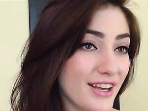 Hübsche sexy Babe zeigt sich vor der Kamera