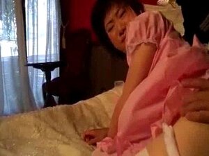 Aziatische Schat Handjob met een Speeltje Sessie