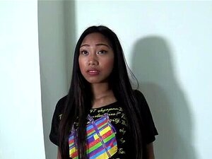 Schöne Asiatin wird dazu gebracht, den Chef vor der Kamera zu ficken