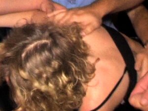 Amateurfrauen werden von Hunderten von Männern gangbangt