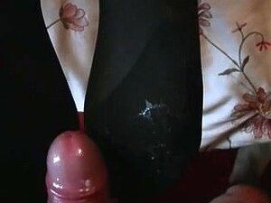 Dunkle Nylons über dunkle glänzende Strumpfhosen und Fußjob