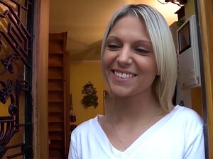 Französische Brünette mit riesigen Titten hat zarten Analsex und mag