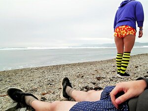 EIN VERRÜCKTER FREMDER AM MEERESSTRAND HAT DEM EXBITIONISTEN DEN