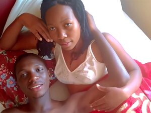 ECHTE AFRIKANER - Echte hausgemachte Amateur-Afro-Freundin lutscht BBC