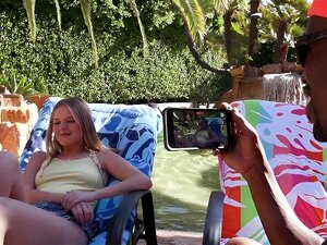 Die kleine Nymphomanin Coco Lovelock bekommt im Urlaub einen riesigen