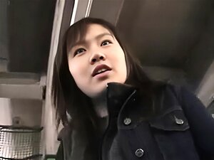 Upplev förförandet av en smärt, japansk skönhet som frestar dig