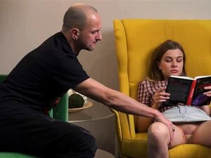 Sexy Buchratte wird versohlt und gefickt