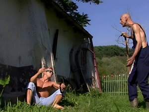 Alter Mann leckt ihre frische Muschi auf dem Feld. Alter Mann leckt