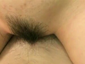Erika Niiyama - Schöne japanische Süße mit behaarter Muschi wird
