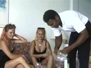 Amatør interracial trekant med ansiktscumshot