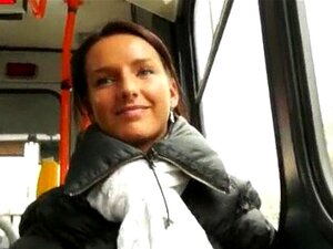 Heiße Euro-Babe mit kleinen Titten hat zugestimmt, Sex für Geld zu