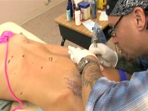 Tabitha bekommt ein Tattoo in ihre Muschi