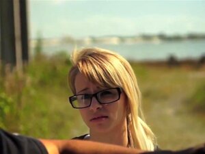 In diesem Video siehst du eine unschuldige 18-jährige Blondine, die