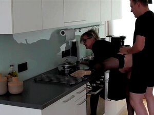 Duitse oma scheert haar kutje