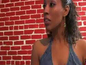 Gata negra chupa e fode vários caras brancos 5