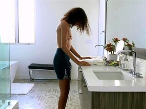 Gefickt - Lesbische Milf und neugierige Süße ficken mit Spielzeugen