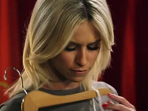 Tiny Noob-Schauspielerin Kiara Cole wird von einem älteren Kerl